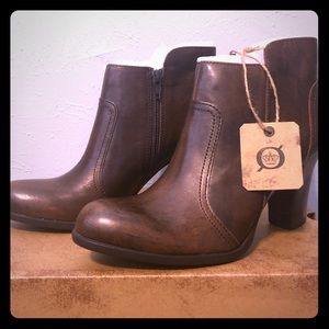 BORN Tan Ankle Boots NIB 8.5